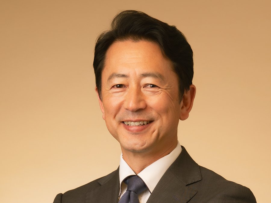 腕を組み自信に満ちた表情のビジネスマン
